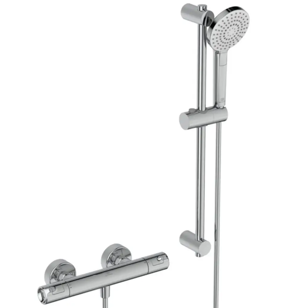 Brausethermostat mit Chrom-Oberfläche von Ideal Standard, bestehend aus Brausestange und Handbrause, an der Wand montiert.